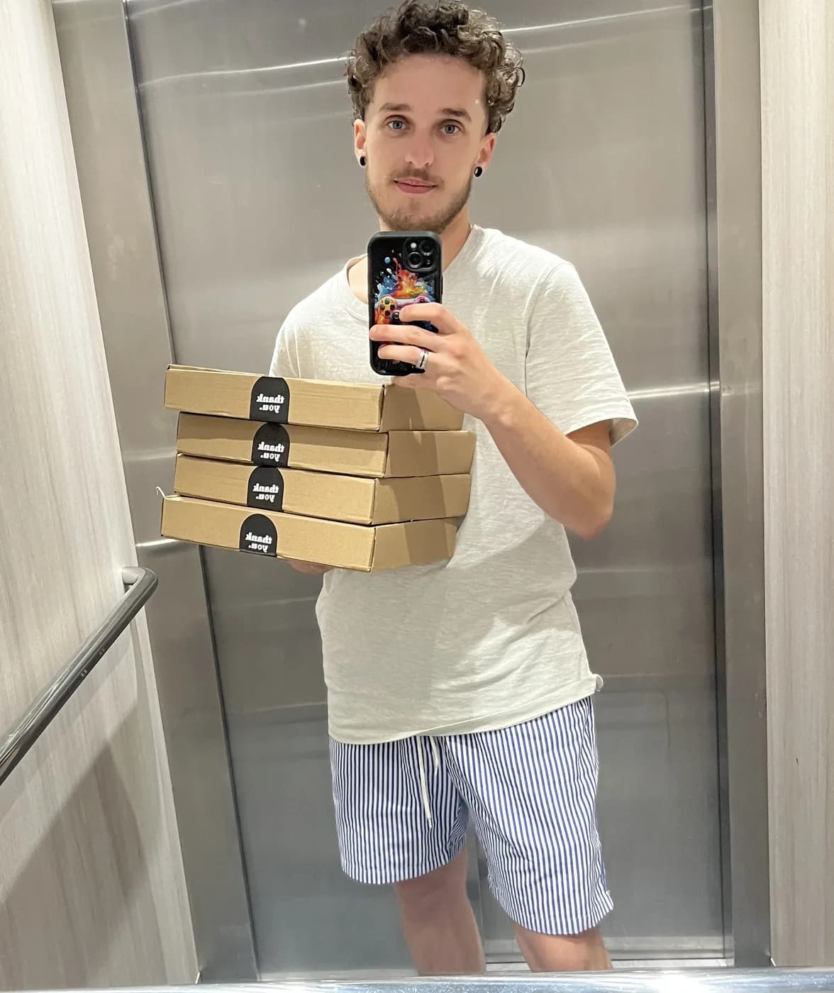 Aaron, fondateur de Bindzen, avec des colis prêts à partir