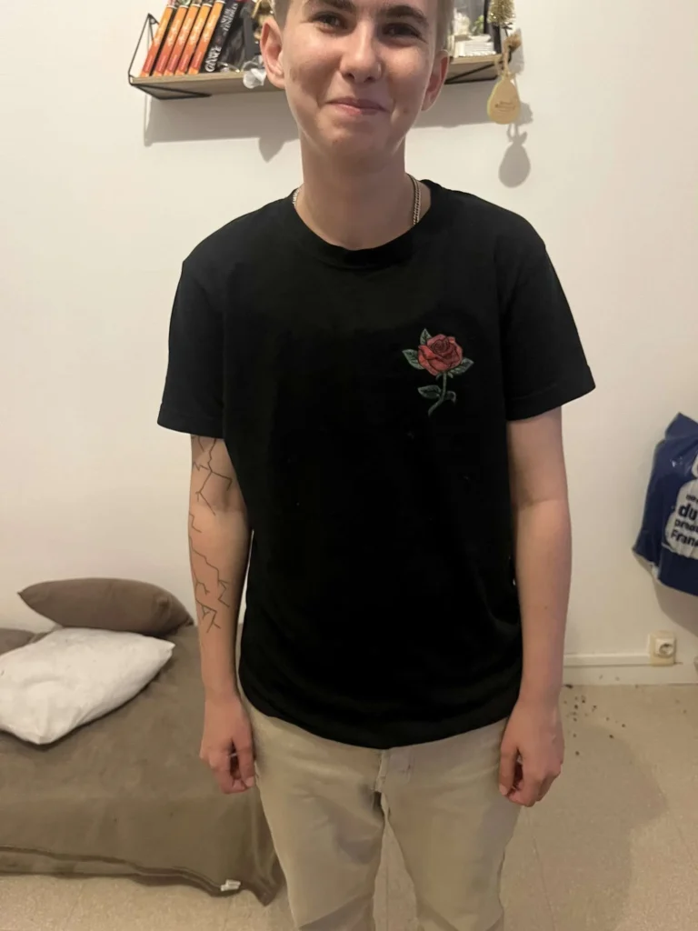 Binder de marque Bindzen porté par un homme trans sous un tee-shirt, vue de face.