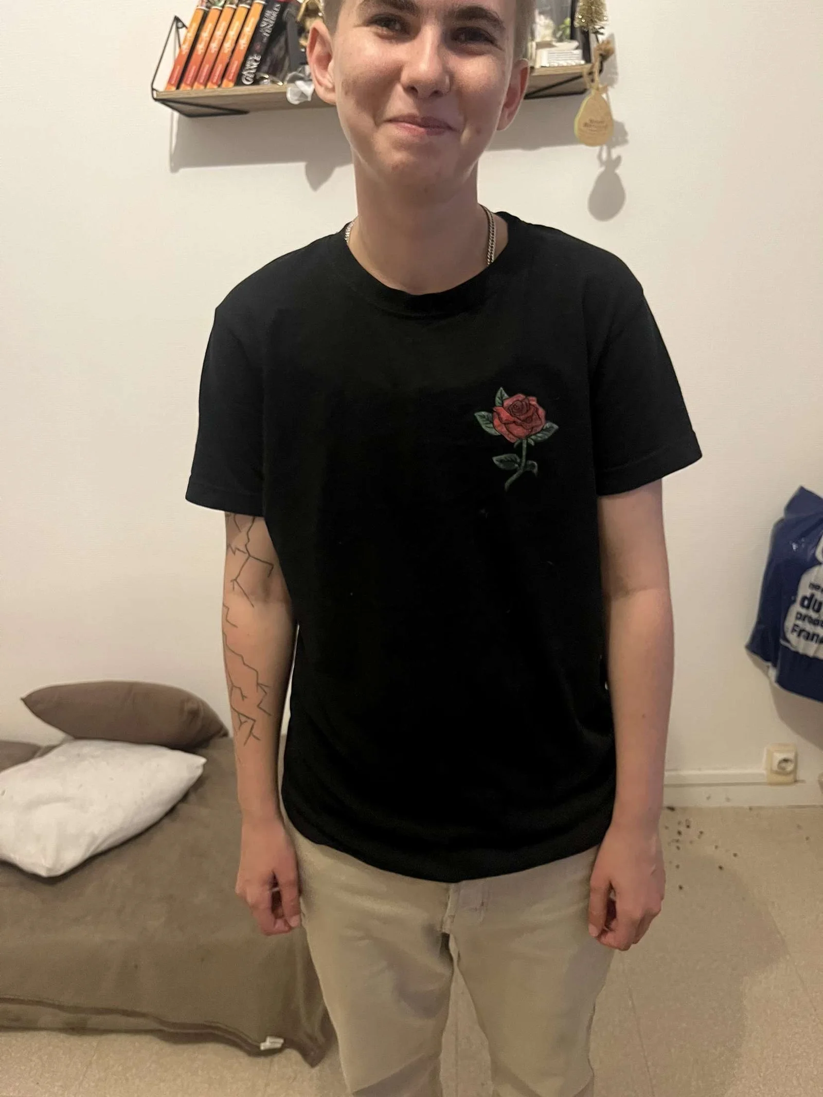 Binder de marque Bindzen porté par un homme trans sous un tee-shirt, vue de face.