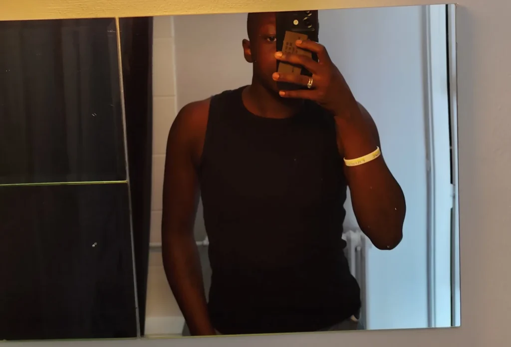 Binder noir sur peau noire, vue de face porté par Zéphir.