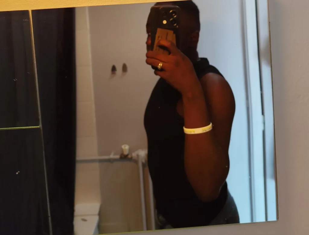 Binder noir sur peau noire, vue de profil porté par Zéphir.